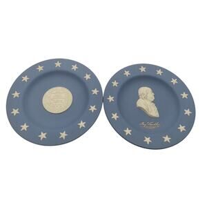 Wedgewood Jasperware Collector Plates (2) Benjamin Franklin and Pennsylvania 4"